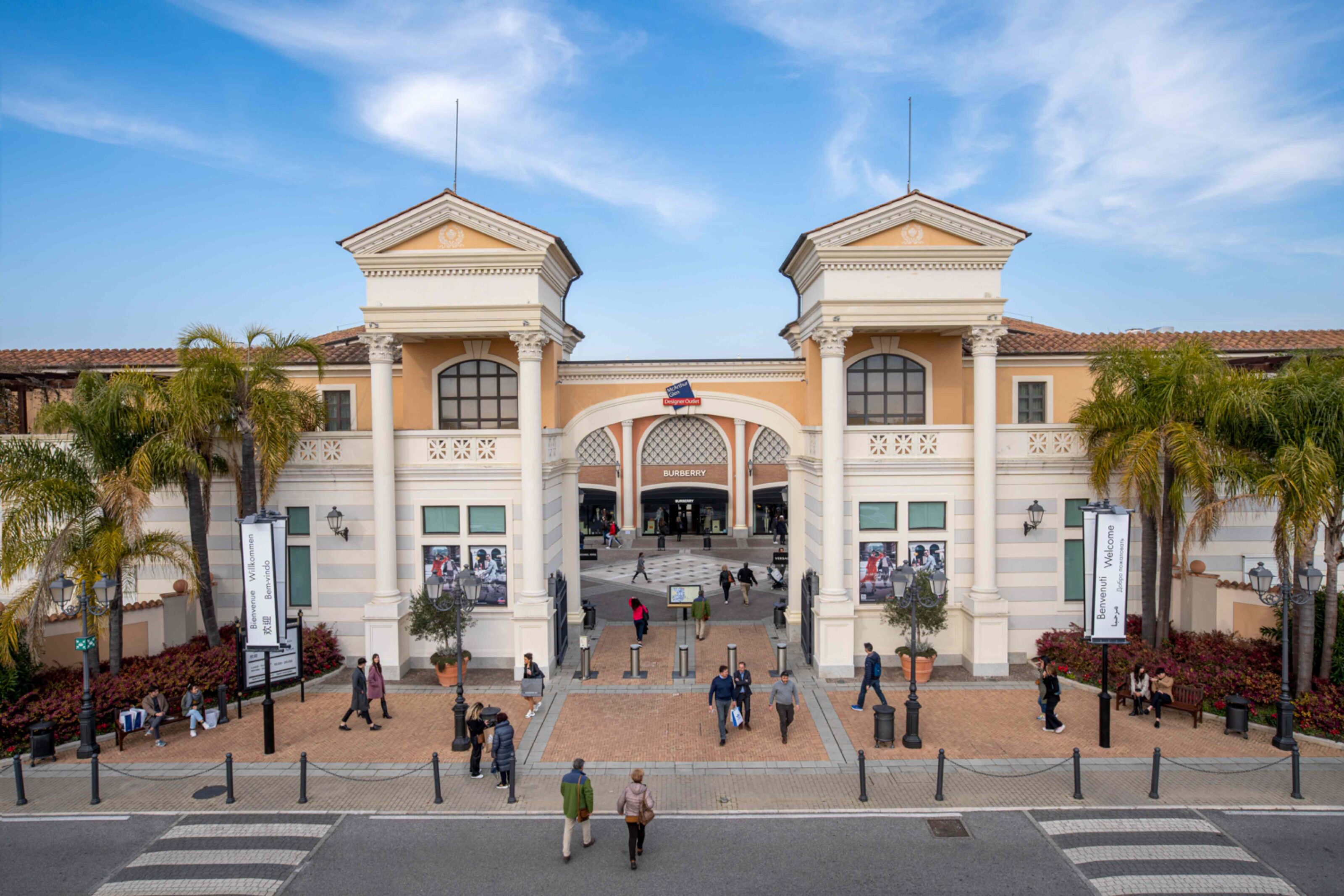 GCC Tourists Enjoying A Luxury Shopping Experience At Castel Romano, Part Of McArthurGlen Designer Outlets In Rome.